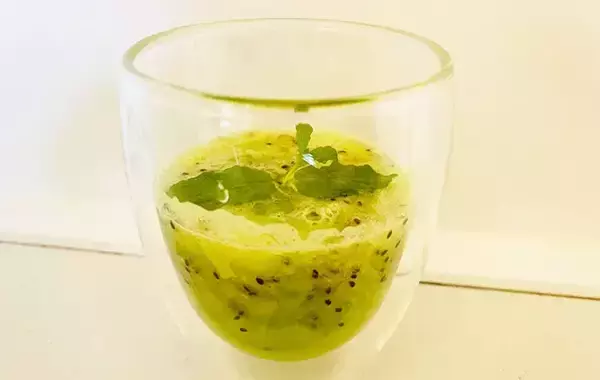 「キウイ1個でOK！　潰して混ぜるだけの「簡単ドリンク」が夏にピッタリ【10分レシピ】」の画像