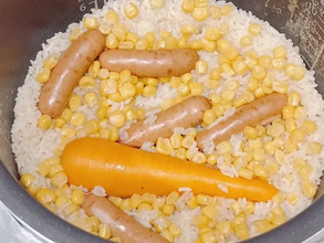 炊飯前に『ドーンと丸ごと』入れるだけ！　包丁いらずで「夏休みの救世主」「子供が喜んだ」