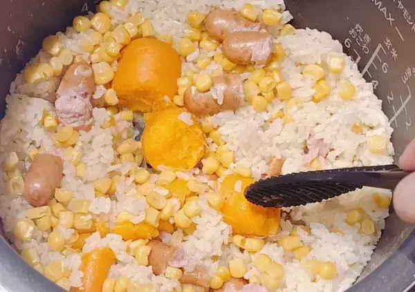 「炊飯前に『ドーンと丸ごと』入れるだけ！　包丁いらずで「夏休みの救世主」「子供が喜んだ」」の画像