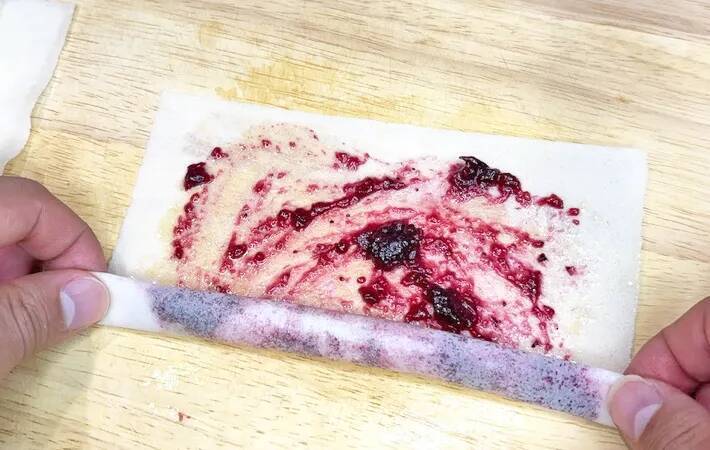 『余った春巻きの皮』に塗って巻くだけ！　トースターだけで「絶品おやつ」作り【シガレット風】