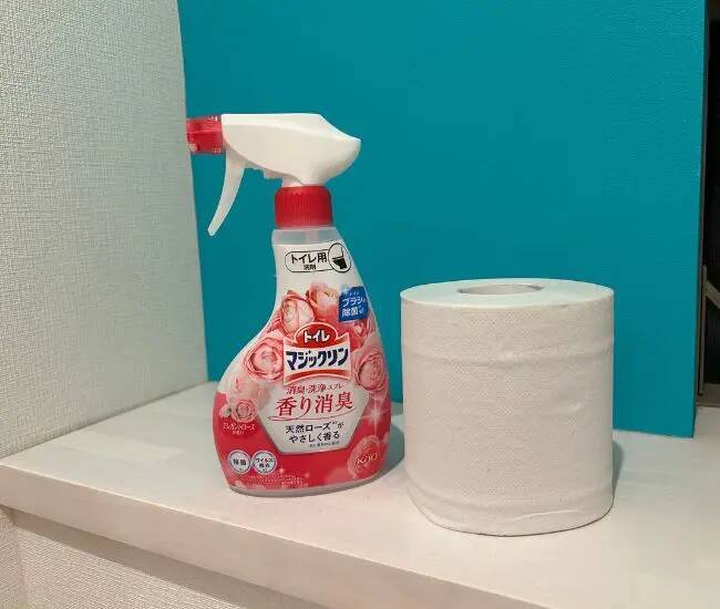 トイレットペーパーを敷き詰めて！　花王推奨のトイレ掃除術に「もっと早く知りたかった」