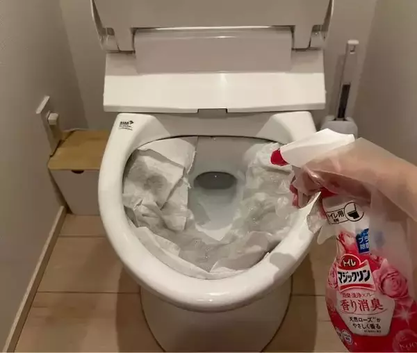 「トイレットペーパーを敷き詰めて！　花王推奨のトイレ掃除術に「もっと早く知りたかった」」の画像