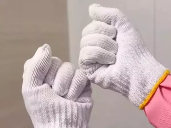 鏡の白いうろこ汚れ　軍手でこすると…「信じられない」「助かる」