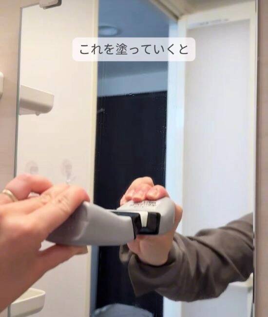 鏡の白いうろこ汚れ　軍手でこすると…「信じられない」「助かる」