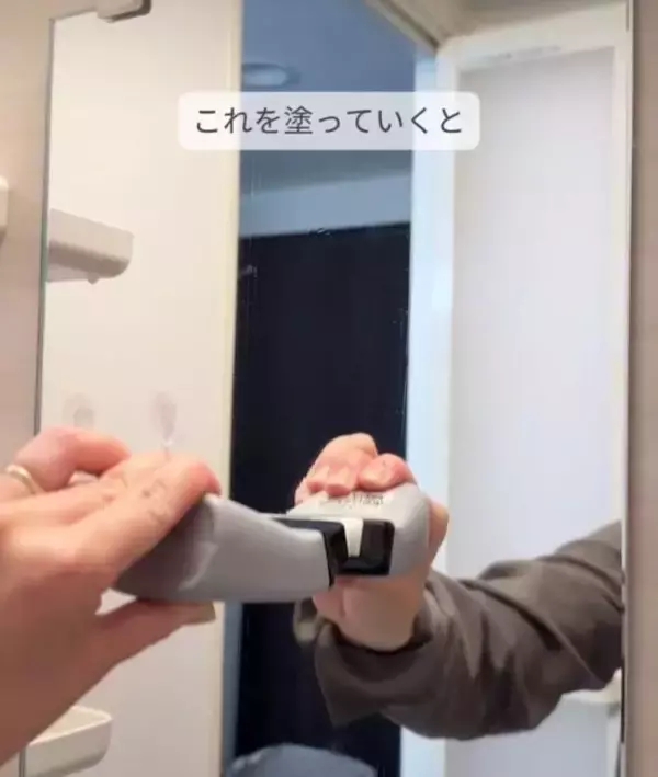 「鏡の白いうろこ汚れ　軍手でこすると…「信じられない」「助かる」」の画像