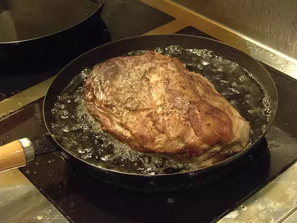 「時間内に完食すれば1万円ゲット！？　夢の『超特大ステーキ』に挑んだ結果…」の画像