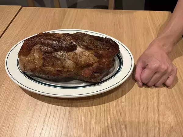 「時間内に完食すれば1万円ゲット！？　夢の『超特大ステーキ』に挑んだ結果…」の画像