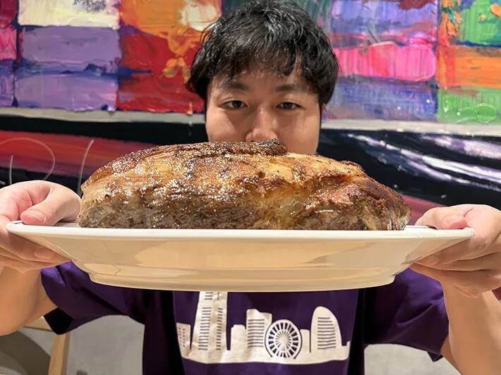 時間内に完食すれば1万円ゲット！？　夢の『超特大ステーキ』に挑んだ結果…