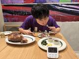 「時間内に完食すれば1万円ゲット！？　夢の『超特大ステーキ』に挑んだ結果…」の画像8
