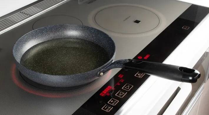 「焦げつくフライパン、油は塗らずに…」　調理器具メーカーが教える正しい対処法