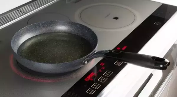 「「焦げつくフライパン、油は塗らずに…」　調理器具メーカーが教える正しい対処法」の画像