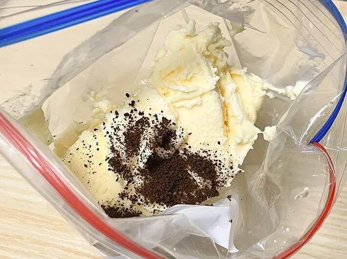 ジッパーつき保存袋にアイスとコーヒーを入れて…　暑い日に作りたい、10分でできる簡単シェイク