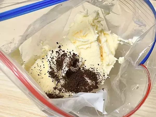 「ジッパーつき保存袋にアイスとコーヒーを入れて…　暑い日に作りたい、10分でできる簡単シェイク」の画像