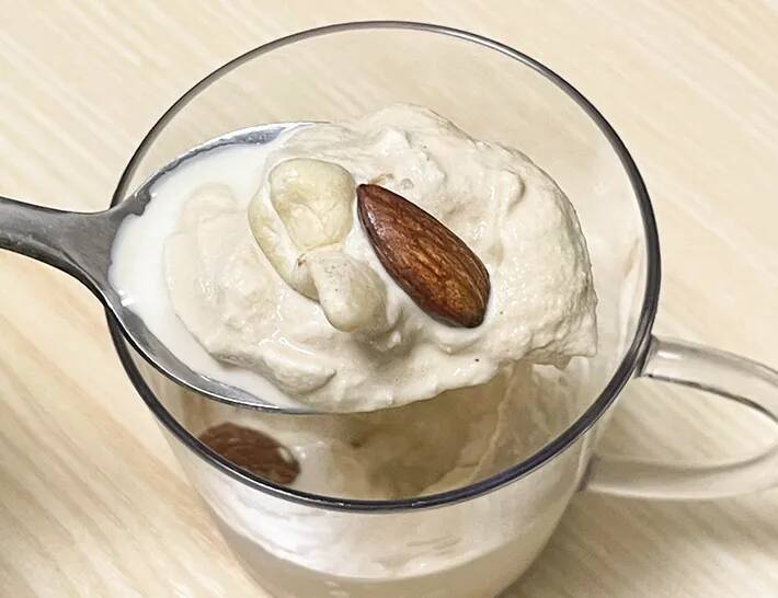 ジッパーつき保存袋にアイスとコーヒーを入れて…　暑い日に作りたい、10分でできる簡単シェイク