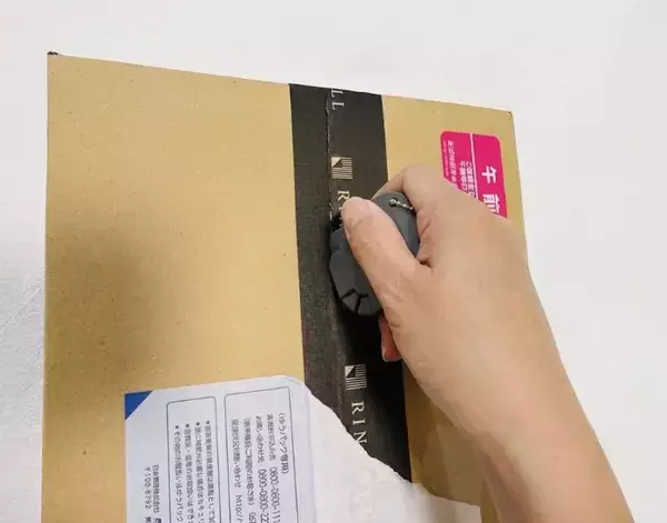「ダンボールにセリアの商品を差し込んで…　荷物処理に使うと「爪を傷めない」」の画像