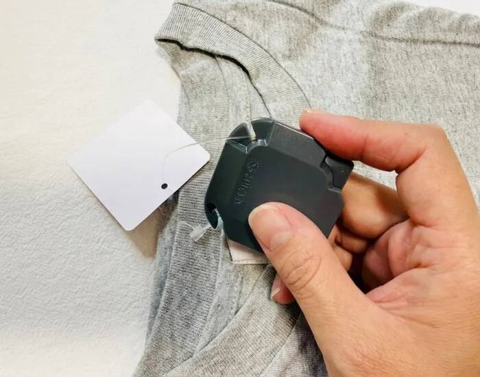 ダンボールにセリアの商品を差し込んで…　荷物処理に使うと「爪を傷めない」