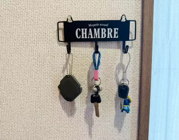 「ダンボールにセリアの商品を差し込んで…　荷物処理に使うと「爪を傷めない」」の画像