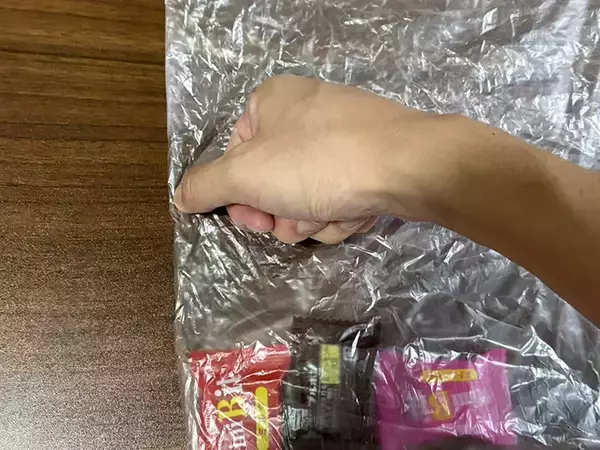 「ポリ袋の口は結びません！　スプーンで5秒こするだけの簡単密閉ワザ」の画像