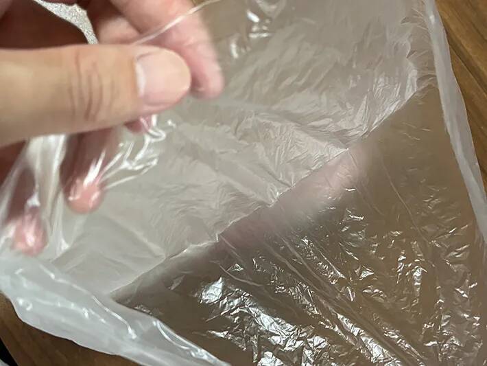 ポリ袋の口は結びません！　スプーンで5秒こするだけの簡単密閉ワザ