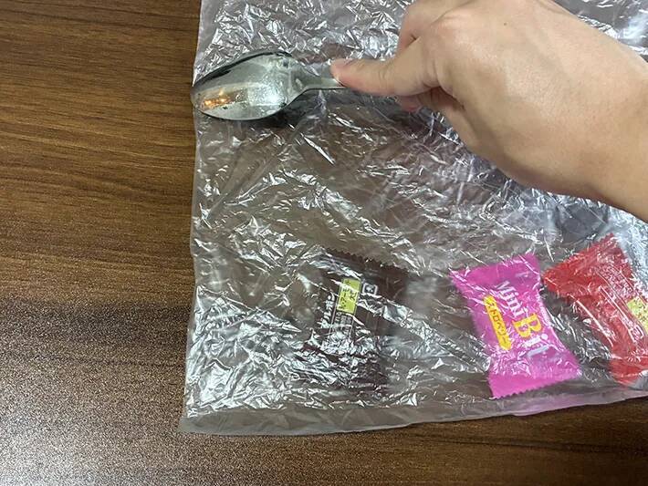 ポリ袋の口は結びません！　スプーンで5秒こするだけの簡単密閉ワザ