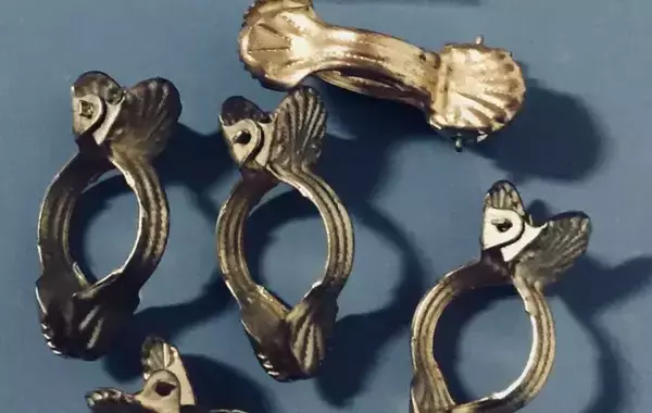 「ダイソーのカーテンクリップを収納に？　アイディアに「すぐやる」「これは助かる」【100均グッズ活用法4選】」の画像