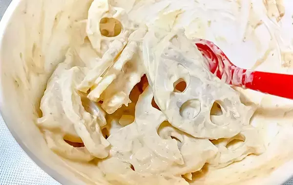 「ゆでたレンコンと和えたのは…？　意外な食べ方に「夫の箸が止まらない」」の画像