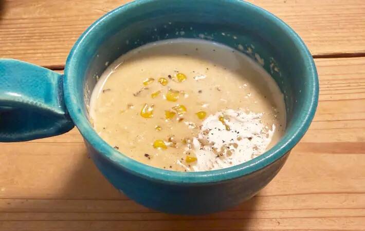 焼いたトウモロコシと芯を鍋にドーン！　暑い日に試したい“意外な食べ方”【簡単レシピ】