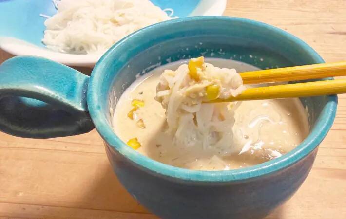 焼いたトウモロコシと芯を鍋にドーン！　暑い日に試したい“意外な食べ方”【簡単レシピ】