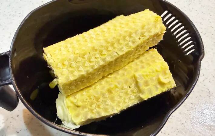 焼いたトウモロコシと芯を鍋にドーン！　暑い日に試したい“意外な食べ方”【簡単レシピ】