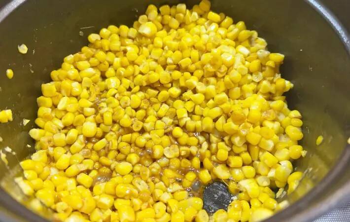 焼いたトウモロコシと芯を鍋にドーン！　暑い日に試したい“意外な食べ方”【簡単レシピ】