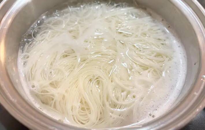 焼いたトウモロコシと芯を鍋にドーン！　暑い日に試したい“意外な食べ方”【簡単レシピ】