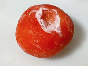 トマト、冷凍したはいいけどどう食べる？　削ってご飯に盛ったら新感覚の一品に