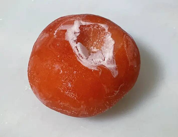 トマト、冷凍したはいいけどどう食べる？　削ってご飯に盛ったら新感覚の一品に