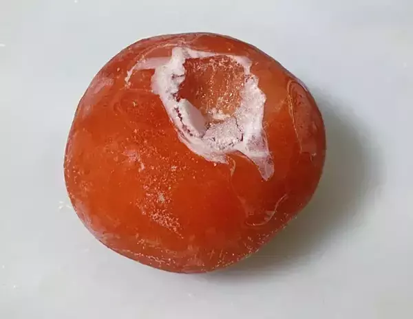 「トマト、冷凍したはいいけどどう食べる？　削ってご飯に盛ったら新感覚の一品に」の画像