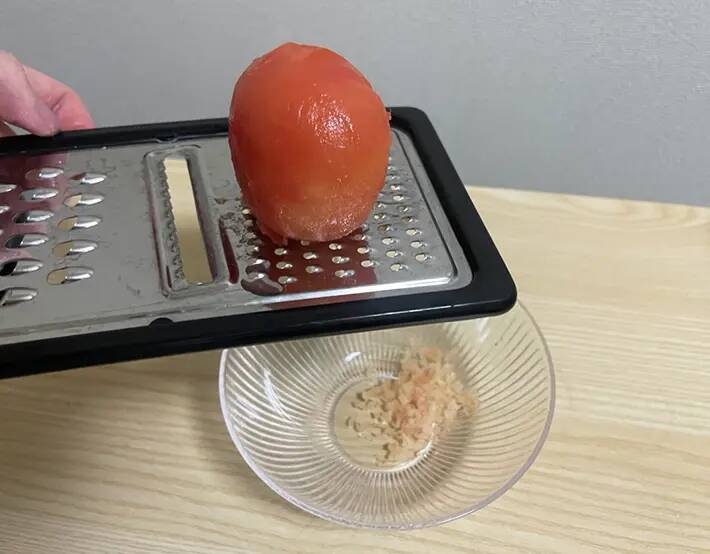 トマト、冷凍したはいいけどどう食べる？　削ってご飯に盛ったら新感覚の一品に