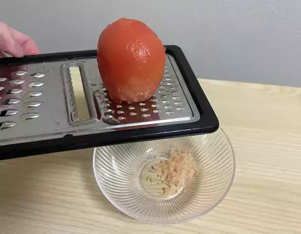 「トマト、冷凍したはいいけどどう食べる？　削ってご飯に盛ったら新感覚の一品に」の画像