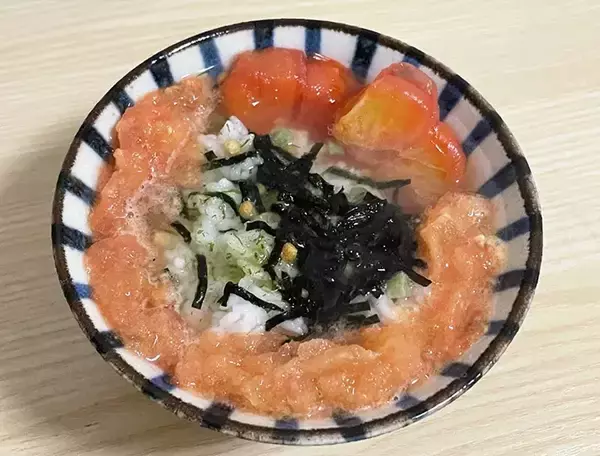 「トマト、冷凍したはいいけどどう食べる？　削ってご飯に盛ったら新感覚の一品に」の画像