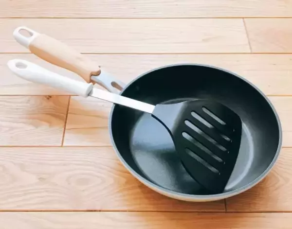 「「買ったばかりなのに焦げ付く…」　企業の助言に「毎回やってた」「だからか」」の画像