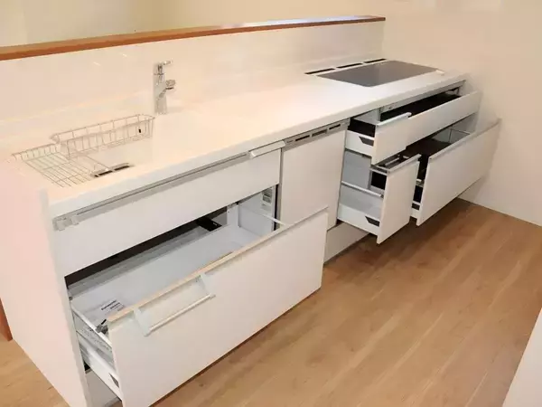 ケースで仕切るだけで激変！　引き出し収納の整え方に「なるほど」「感動」