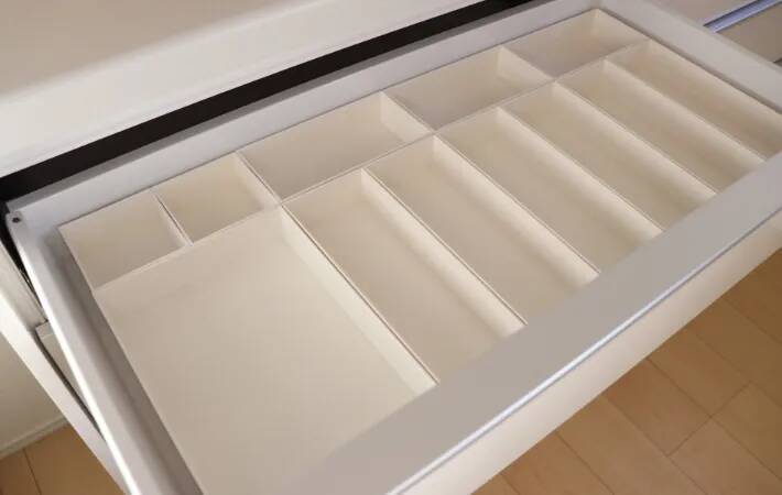 ケースで仕切るだけで激変！　引き出し収納の整え方に「なるほど」「感動」