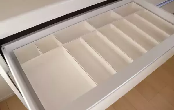 「ケースで仕切るだけで激変！　引き出し収納の整え方に「なるほど」「感動」」の画像