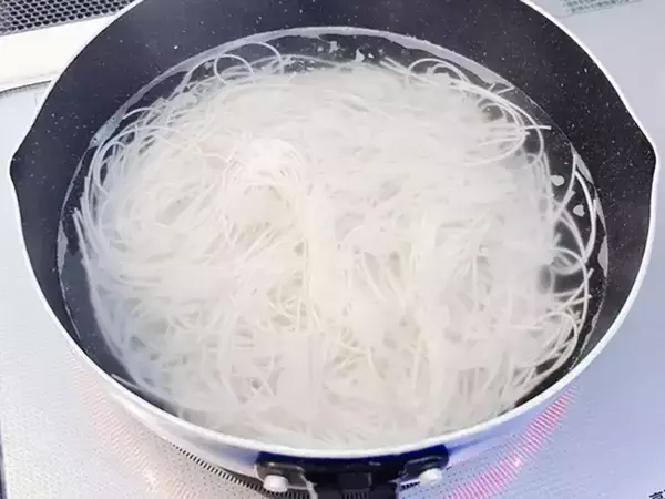 そうめんをゆでるお湯に『1ml』入れてみて！　企業のワザに「食感が違う」「安いそうめんとは思えない！」