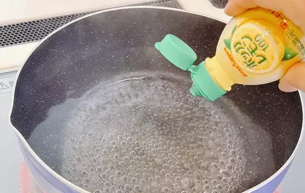 「そうめんをゆでるお湯に『1ml』入れてみて！　企業のワザに「食感が違う」「安いそうめんとは思えない！」」の画像