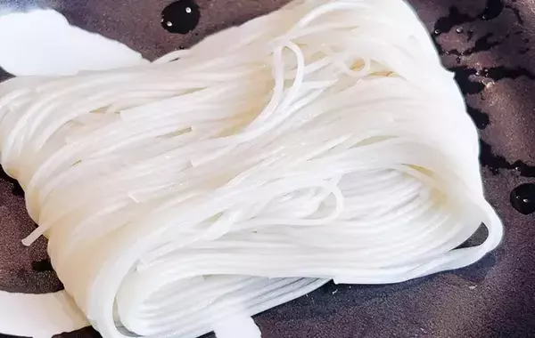 「そうめんをゆでるお湯に『1ml』入れてみて！　企業のワザに「食感が違う」「安いそうめんとは思えない！」」の画像