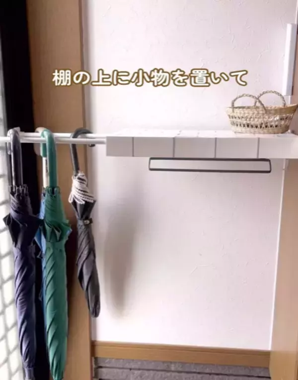 「つっぱり棒とフックだけで？　玄関がスッキリ片付くDIYに「目からウロコ」」の画像