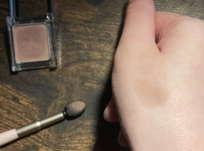 100円ショップで見つけたユニークなアイシャドウチップ　意外な構造に「楽しい！」「何度もやった」