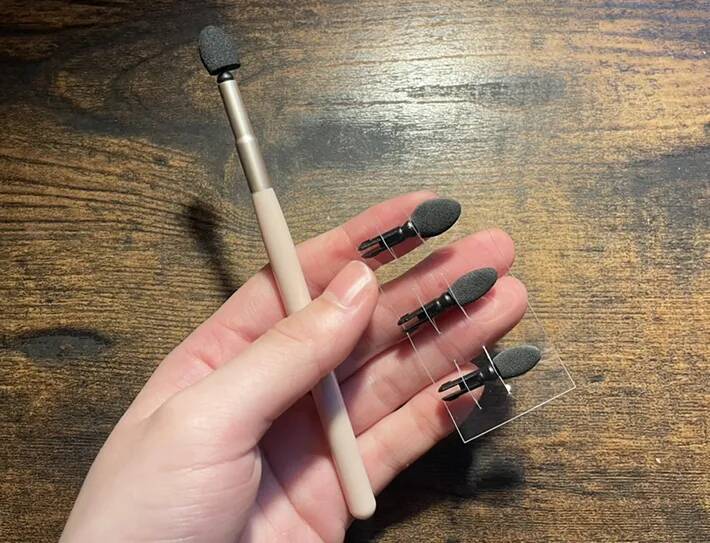 100円ショップで見つけたユニークなアイシャドウチップ　意外な構造に「楽しい！」「何度もやった」