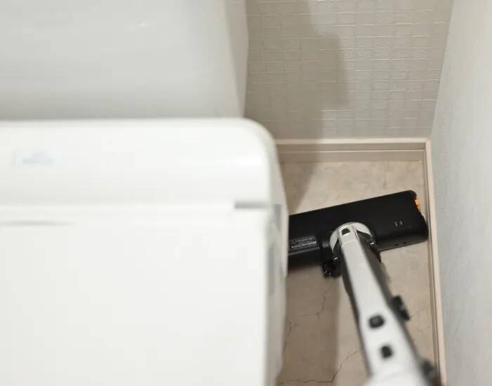 掃除機と『芯』で作る即席ノズル　お金をかけないトイレ掃除術でそのままポイ！【活用テク4選】