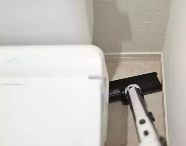 「掃除機と『芯』で作る即席ノズル　お金をかけないトイレ掃除術でそのままポイ！【活用テク4選】」の画像