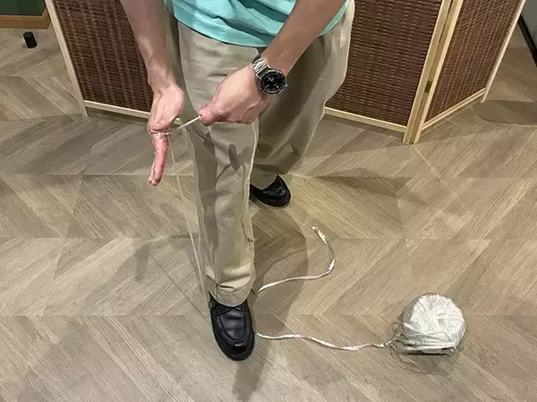 「災害時に使えるビニール紐　ハサミを使わずに20秒で切れる方法が「簡単」」の画像
